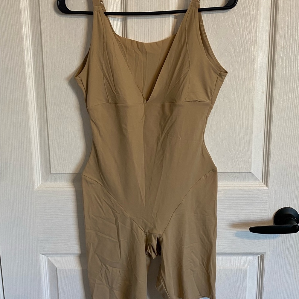 Tan Shapewear Bodysuit V-neck nude Size XLarge by Maidenform